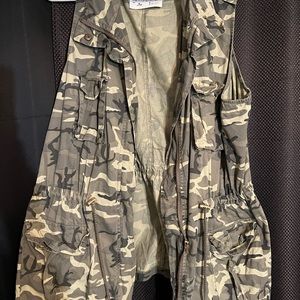Camo pattern sleeveless cover up jacket.